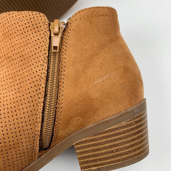 St Johns Bay Luetta Ankle Boots Booties Tan Perforated Faux Suede Women's 7 Wide - Picture 9 of 11